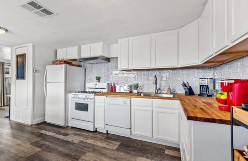 Williams House | Discover Sheep Cattle Ranch Homestead: Eco-Friendly Retreat