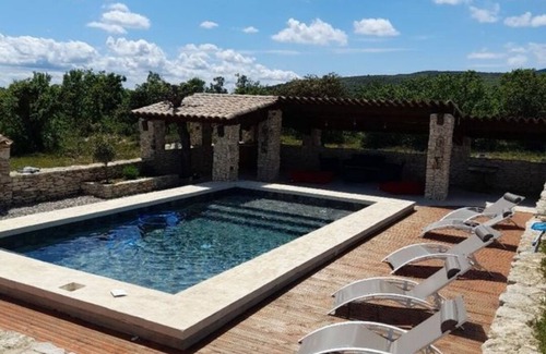 Gignac House | Sheepfold in the pine forest, luberon, swimming pool .absolute quiet, no neighbors