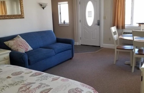 Edgecomb Apartment | Oceanfront Sheepscot Harbour Studio #215 with Breakfast