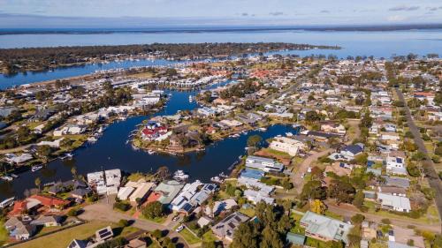 Paynesville House | Family-Friendly Retreat at Sheerwater Jetty - Rated 10/10