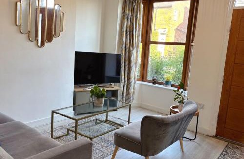Hillsborough House | Sheffield 3-Bedroom House with Free Parking & Hot Tub