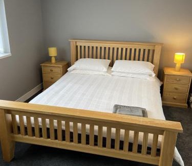 Frecheville House | Relaxing Sheffield Spa View 2-Bed House with Free Parking