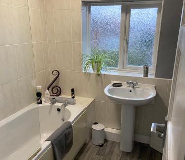 Frecheville House | Relaxing Sheffield Spa View 2-Bed House with Free Parking
