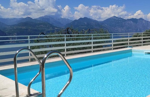 Castelletto Apartment | Sheila House: Pet-Friendly Retreat with a 9.5/10 Rating