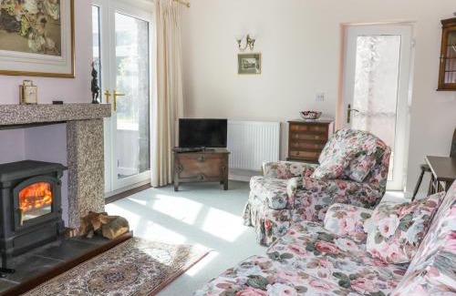 Penryn House | Pet-Friendly Sheila's Cottage - 4 Star, Rated 9.6/10