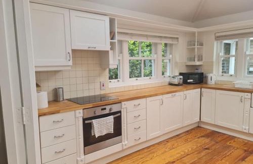 Ballsbridge House | Relaxing Shelbourne Cottages: Family & Pet-Friendly Retreat