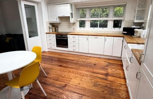 Ballsbridge House | Relaxing Shelbourne Cottages: Family & Pet-Friendly Retreat