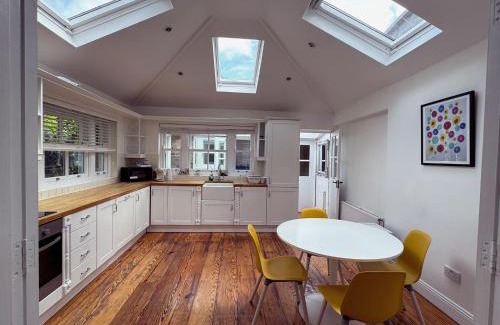 Ballsbridge House | Relaxing Shelbourne Cottages: Family & Pet-Friendly Retreat