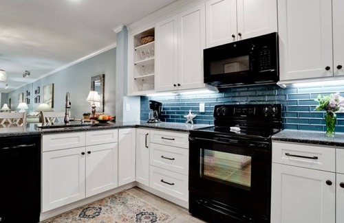 Holmes Beach Condo | Beachfront Beauty: Playa Encantada - Steps to the Ocean