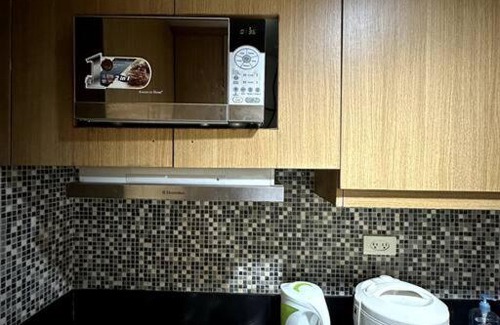 Barangay 76 Apartment | Shell Resort near MOA: 2BR, Pool & Free Parking Awaits!
