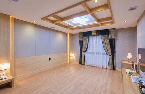 Yeosu Hotel | Convenient Shell Stone Yeosu Business Hotel with Breakfast