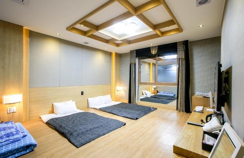 Yeosu Hotel | Convenient Shell Stone Yeosu Business Hotel with Breakfast