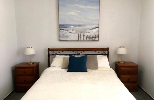 Shellharbour House | Beachfront Shellharbour Cottage with Marina Access
