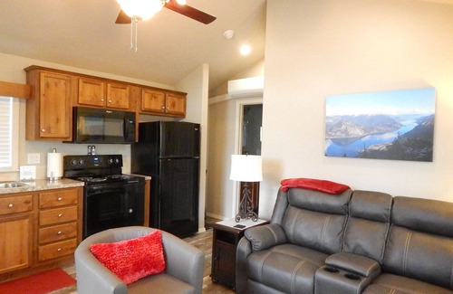 Stevenson Cabin | Impressive Shellrock Cabin with River View and Pool