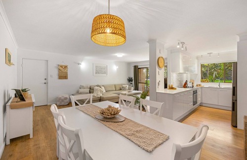 Port Macquarie Apartment | Shelly Cove Apartment 12 - aircon, pool, beach across road