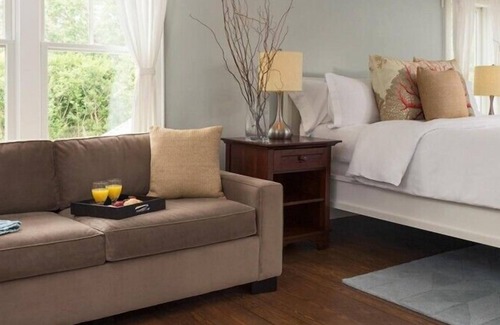 Shelter Island Heights Hotel | Relax at Shelter Island House with Pool & Family Amenities