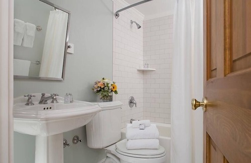 Shelter Island Heights Hotel | Relax at Shelter Island House with Pool & Family Amenities