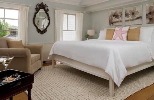Shelter Island Heights Hotel | Relax at Shelter Island House with Pool & Family Amenities