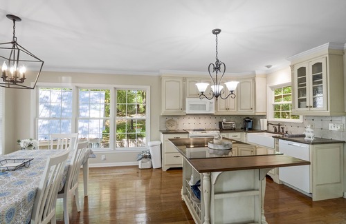 Jasper House | Discover Sheltered Cove: Family-Friendly Lake View Retreat!