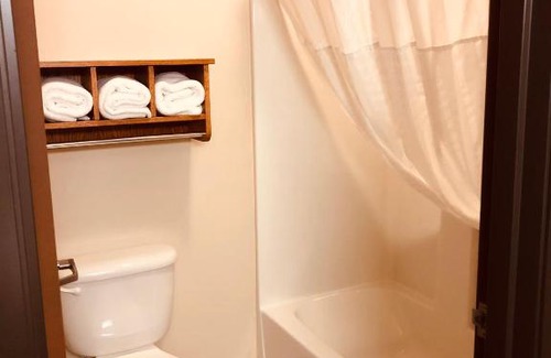 Shenandoah Hotel | Relax at Shenandoah Inn & Suites with Hot Tub Access