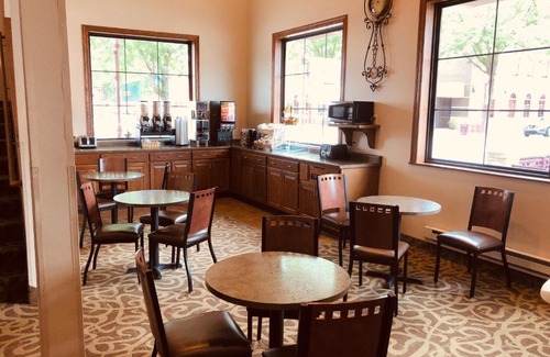 Shenandoah Hotel | Relax at Shenandoah Inn & Suites with Hot Tub Access