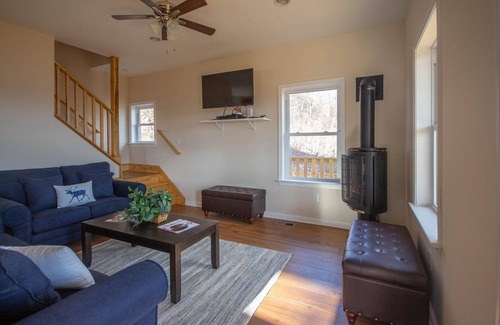 Luray Cabin | Discover Shenandoah Manor: Pet-Friendly Lodge with Hot Tub
