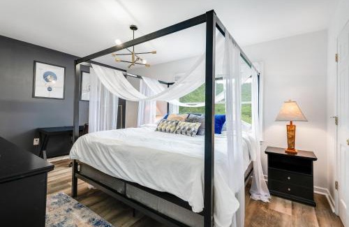 Massanutten House | Shenandoah Paradice - 6 Person Hottub, Mountain View, EV Station, Arcade, Modern Minimalist Design, Walk to Ski