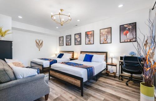 Massanutten House | Shenandoah Paradice - 6 Person Hottub, Mountain View, EV Station, Arcade, Modern Minimalist Design, Walk to Ski