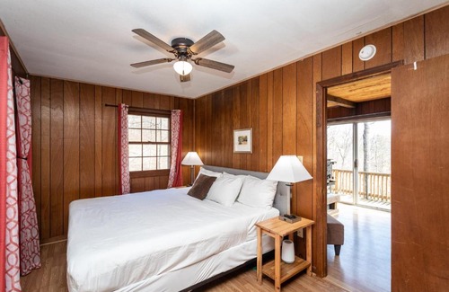 Shenandoah House | Tranquil Shenandoah Retreat with Firepit & Porch Access