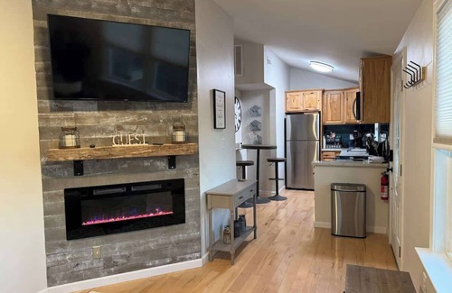 Front Royal Cabin | Shenandoah Twilight Cabin: Hot Tub, Gorgeous Sunset Views