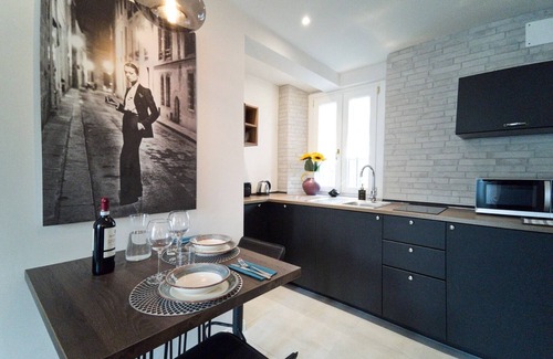 Bergamo Apartment | Discover Shenkin by the Museum: Spa & Hot Tub Retreat