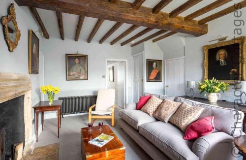 Broadwell House | Shenley: Family and Pet-Friendly Retreat with High Ratings