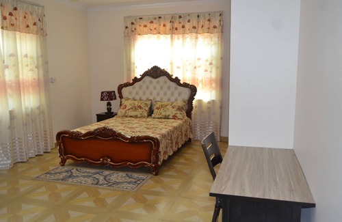 Accra House | Discover Shenocho Properties: Family-Friendly Getaway