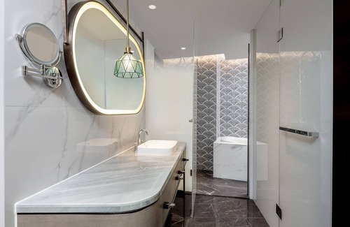Central Business District Hotel | Discover Shenzhen Shanghai Hotel with Mini Bar & Late Check Out