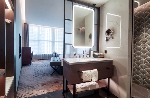 Central Business District Hotel | Discover Shenzhen Shanghai Hotel with Mini Bar & Late Check Out