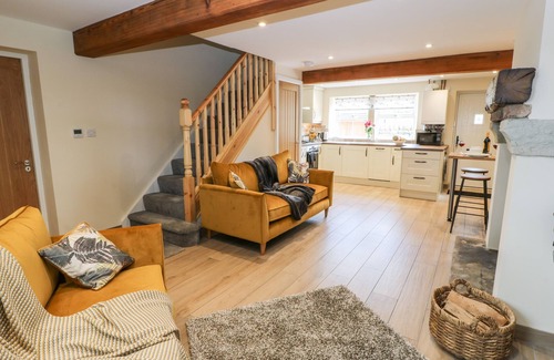 Lumbutts Cottage | Shep Cottage: Family-Friendly Retreat with Cozy Open Fire