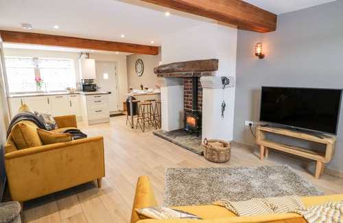 Lumbutts Cottage | Shep Cottage: Family-Friendly Retreat with Cozy Open Fire