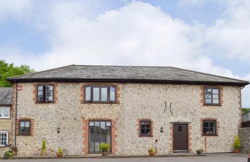 East Meon House | Discover Shepards Den: Family-Friendly 5-Star Escape