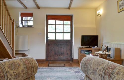 East Meon House | Discover Shepards Den: Family-Friendly 5-Star Escape