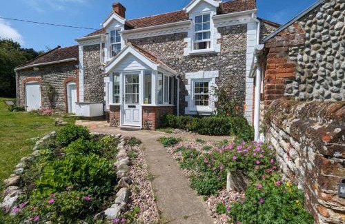 East Runton House | Welcome to Shepherd Cottage: Family-Friendly Getaway