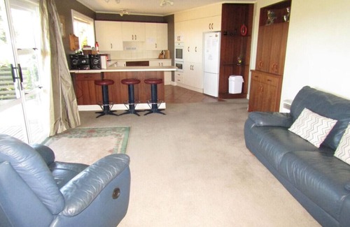 Waipahihi House | Shepherd House: Family Retreat with Hot Pool & Wi-Fi