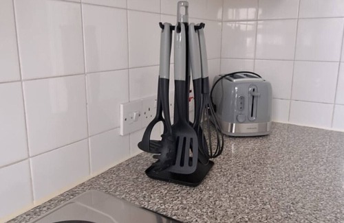 Shepherd's Bush Apartment | Refurbished Shepherd's Bush Apartment for Two with Kitchen