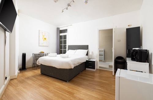 Shepherd's Bush Bed & Breakfast | Cozy Shepherd's Bush Suite for Two with Kitchen & Breakfast