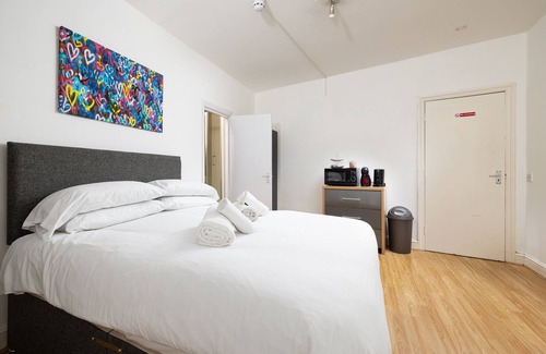 Shepherd's Bush Bed & Breakfast | Cozy Shepherd's Bush Suite for Two with Kitchen & Breakfast
