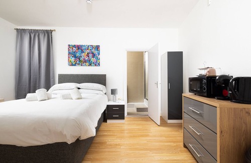 Shepherd's Bush Bed & Breakfast | Cozy Shepherd's Bush Suite for Two with Kitchen & Breakfast
