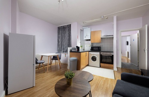 Shepherd's Bush Apartment | Refurbished Shepherd's Bush Apartment for Two with Kitchen