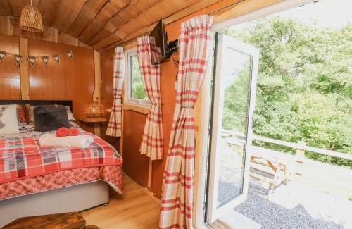 Llandovery House | Cozy Shepherd's Cwtch - Pet-Friendly 4-Star Retreat