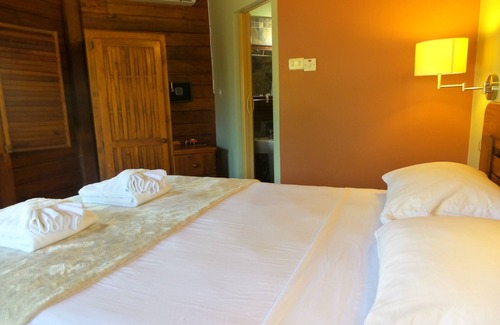 Bon Accord Village Hotel | Discover Comfort at Shepherd's Inn with Pool & Dining