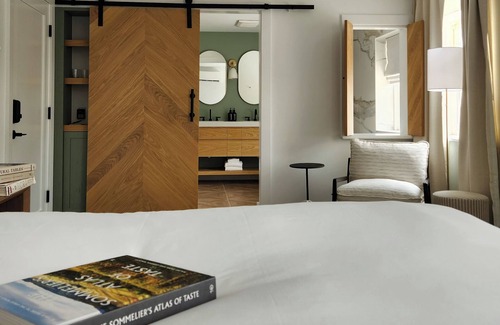 South Kingstown Hotel | Relax at Shepherd's Run: Pool, Spa & Ocean Views Await
