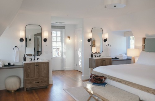 South Kingstown Hotel | Relax at Shepherd's Run: Pool, Spa & Ocean Views Await